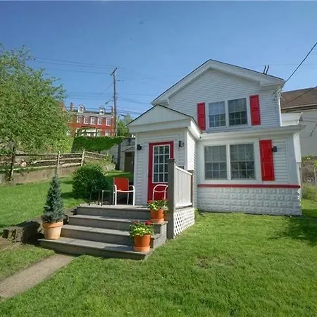 City Cottage With Yard, Sleeps 8